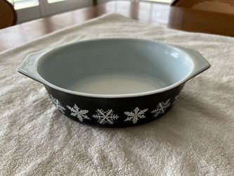 Vintage Pyrex Black Snowflake Oval Casserole Dish – Model 943 (1½ Quart) | Mid-Century Modern