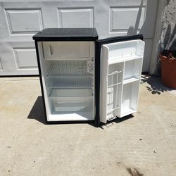 Mini Refrigerator With Freezer 