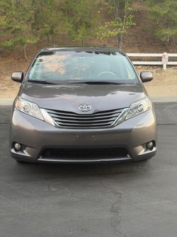 2014 Toyota Sienna XLE Brown