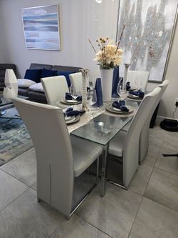 Modern Glass Dining Table Set w/ 6 light gray Chairs – Excellent Condition