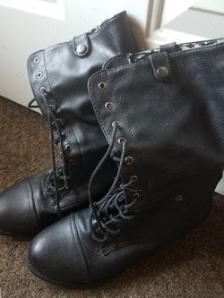 Womans Boots Clean Size 9's $7.00