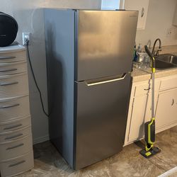 Insignia Fridge 58’ x 25’