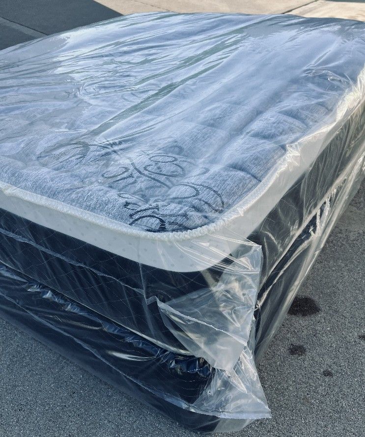 Queen Set Mattress Euro pillow top. and Box Spring