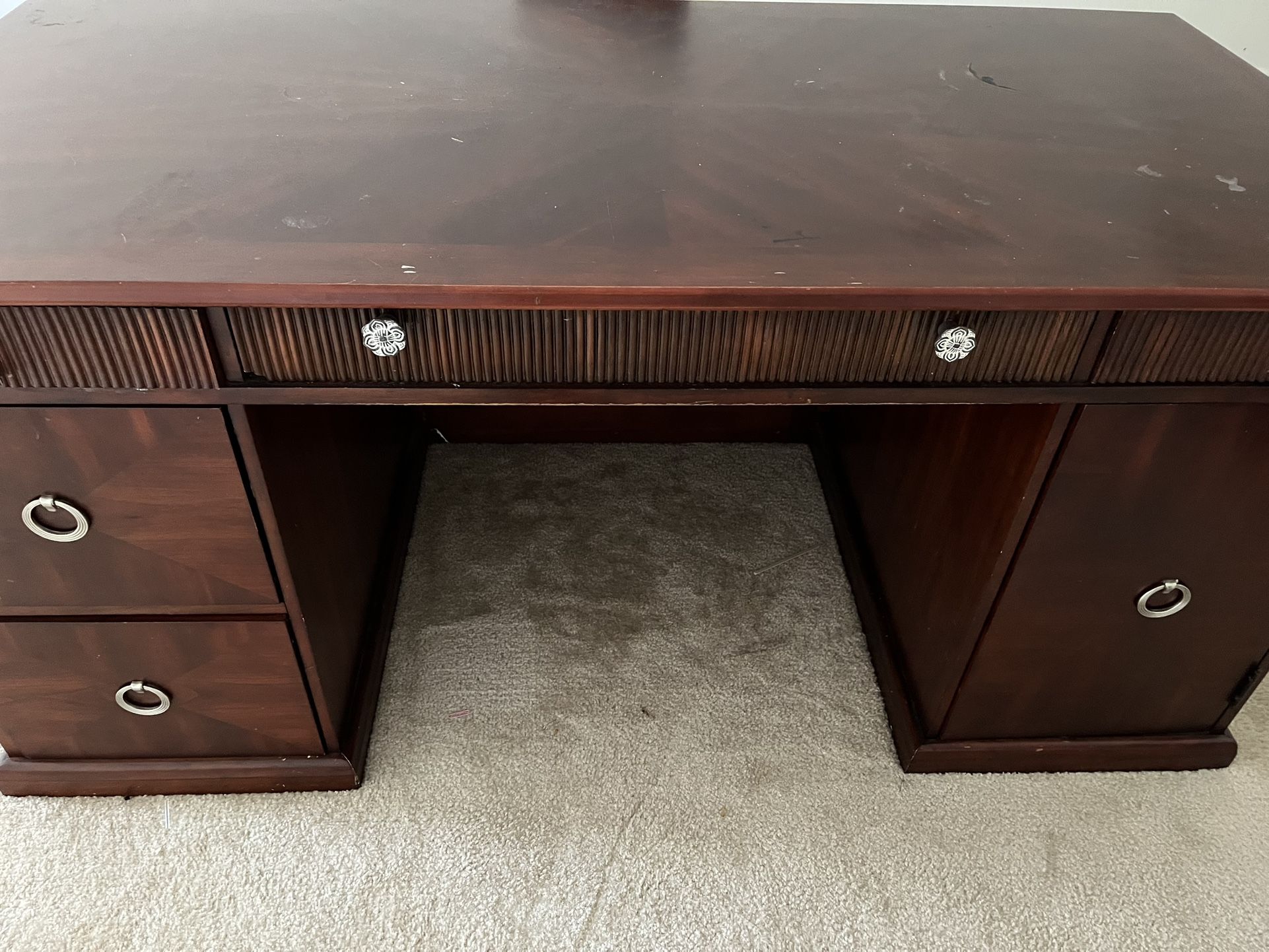 Executive Thomas Ville Desk