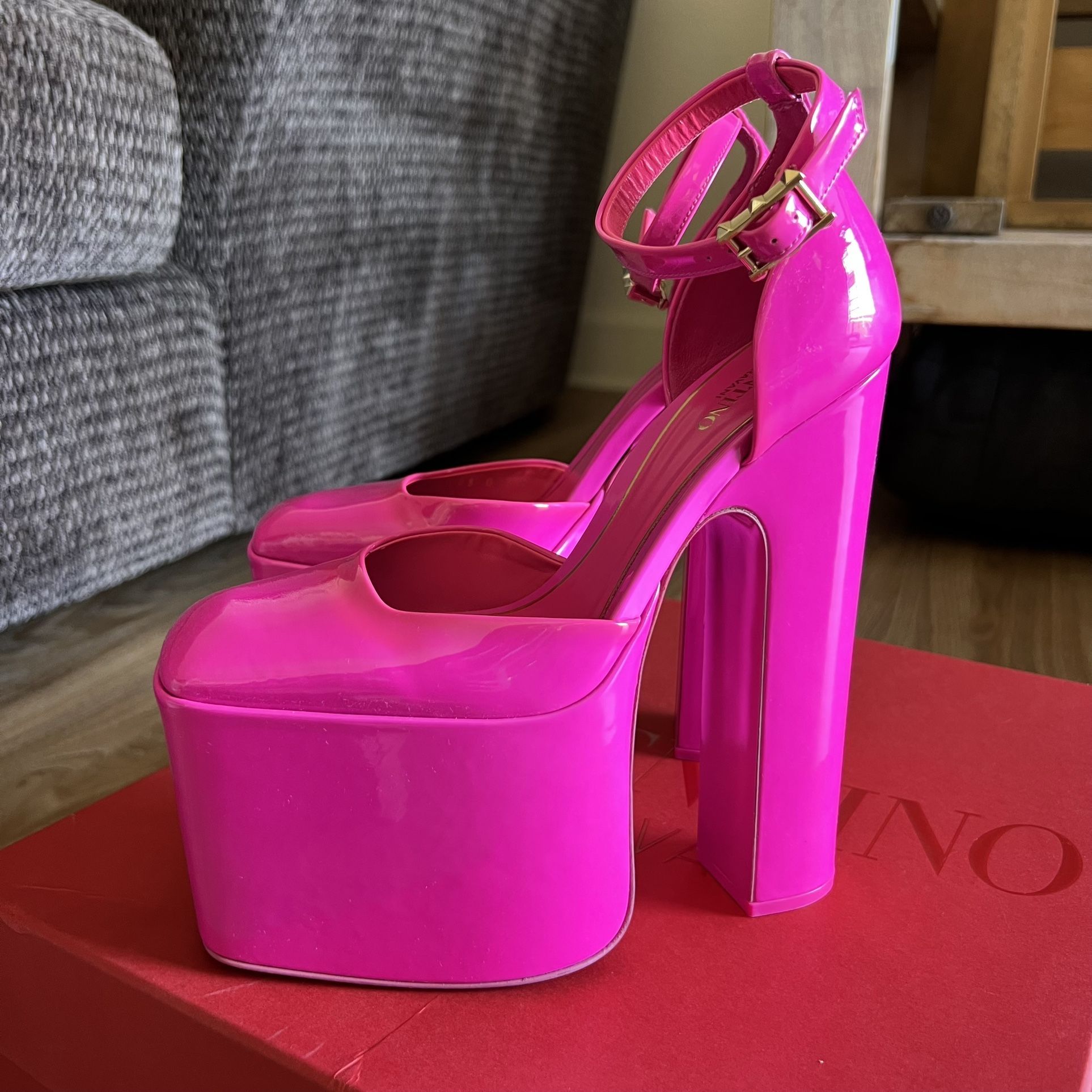 シューズ・サンダルその他 VALENTINO Woman Pumps Blush Pink 7W2S0Q70DSH P45 Rockstud leather and PVC pumps in pink - Valentino Garavani