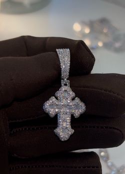 MOissanite pendant