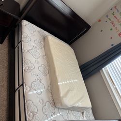 Convertible Crib / Full Size Bed / Toddler Bed