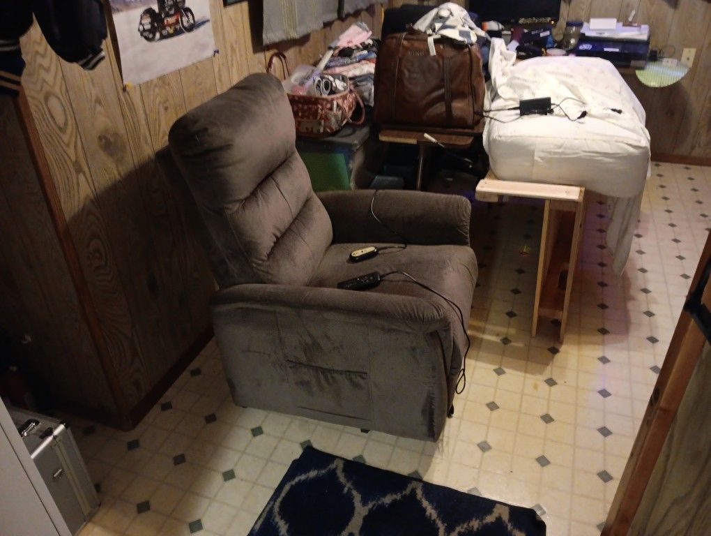 Recliner Chair With Lift Assit & Massage Settings