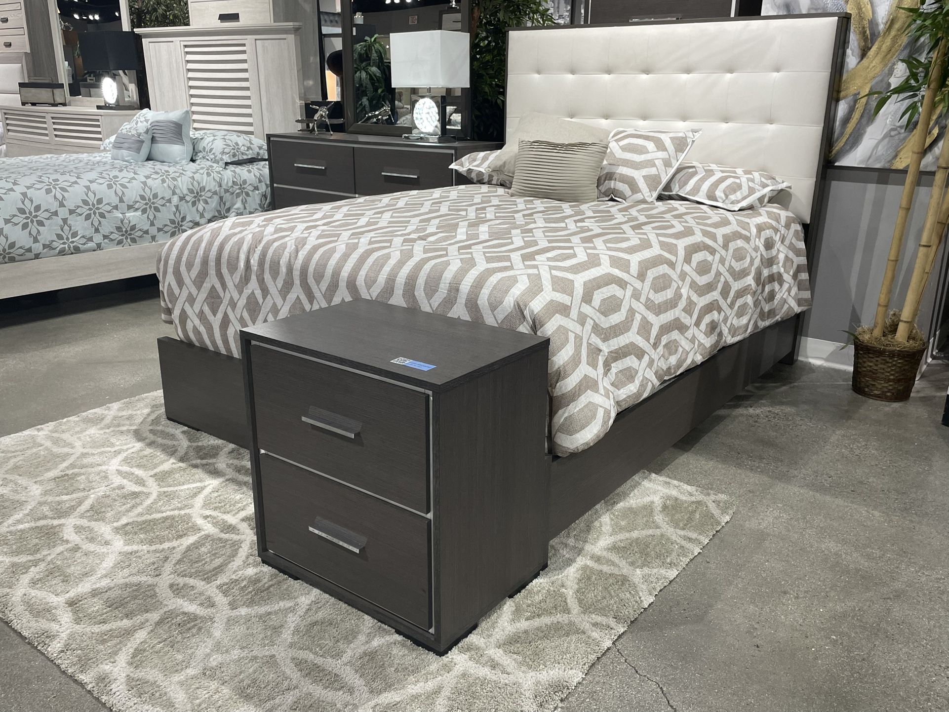 SUPER SALE! 4 Pcs Queen Bedroom Set NEW 