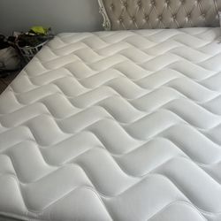 New King Size Mattress Medium Firm Used In Guest Room Turning Into Office No Stains Or Rips