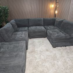 Thomasville Tisdale Modular Sectional 6-piece Dark Gray with Storage Ottoman
Veriety Configeration