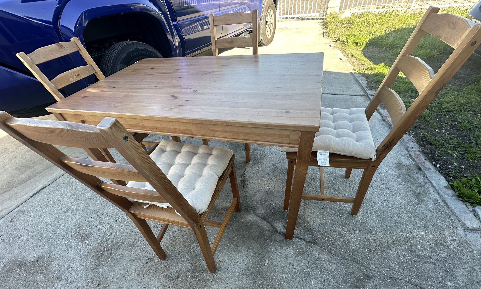 Kitchen Table And 4 Chairs With Cushions