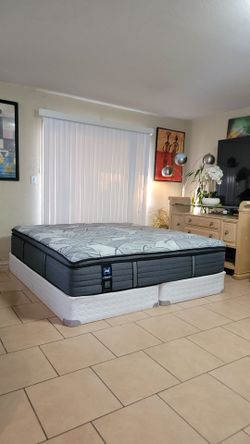 VERY NICE KING SIZE SEALY POSTUREPEDIC MATTRESS AND BOXSPRINGS FOR SALE! IN GREAT CONDITION, FREE DELIVERY