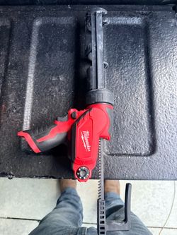 Milwaukee M12 12V Lithium-lon Cordless 10 oz. Adhesive and Caulk Gun (Tool-Only)