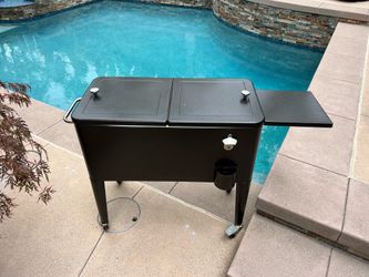 Rolling patio party cooler with wheels