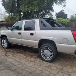 2005 Chevy Avalanche 5.3L Clean Title