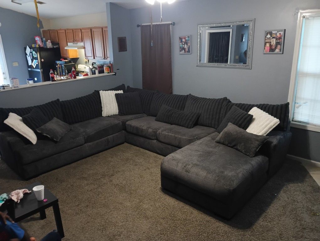 Dark Grey 3 Pecice Sectional With 10 Pillows .
