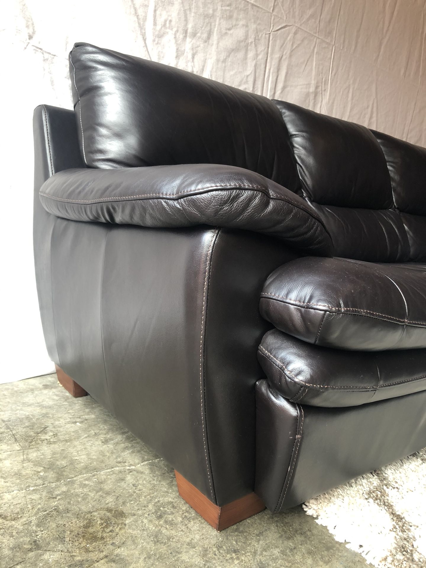 Genuine Leather Dania Couch ( Delivery Available ) for Sale in Seattle