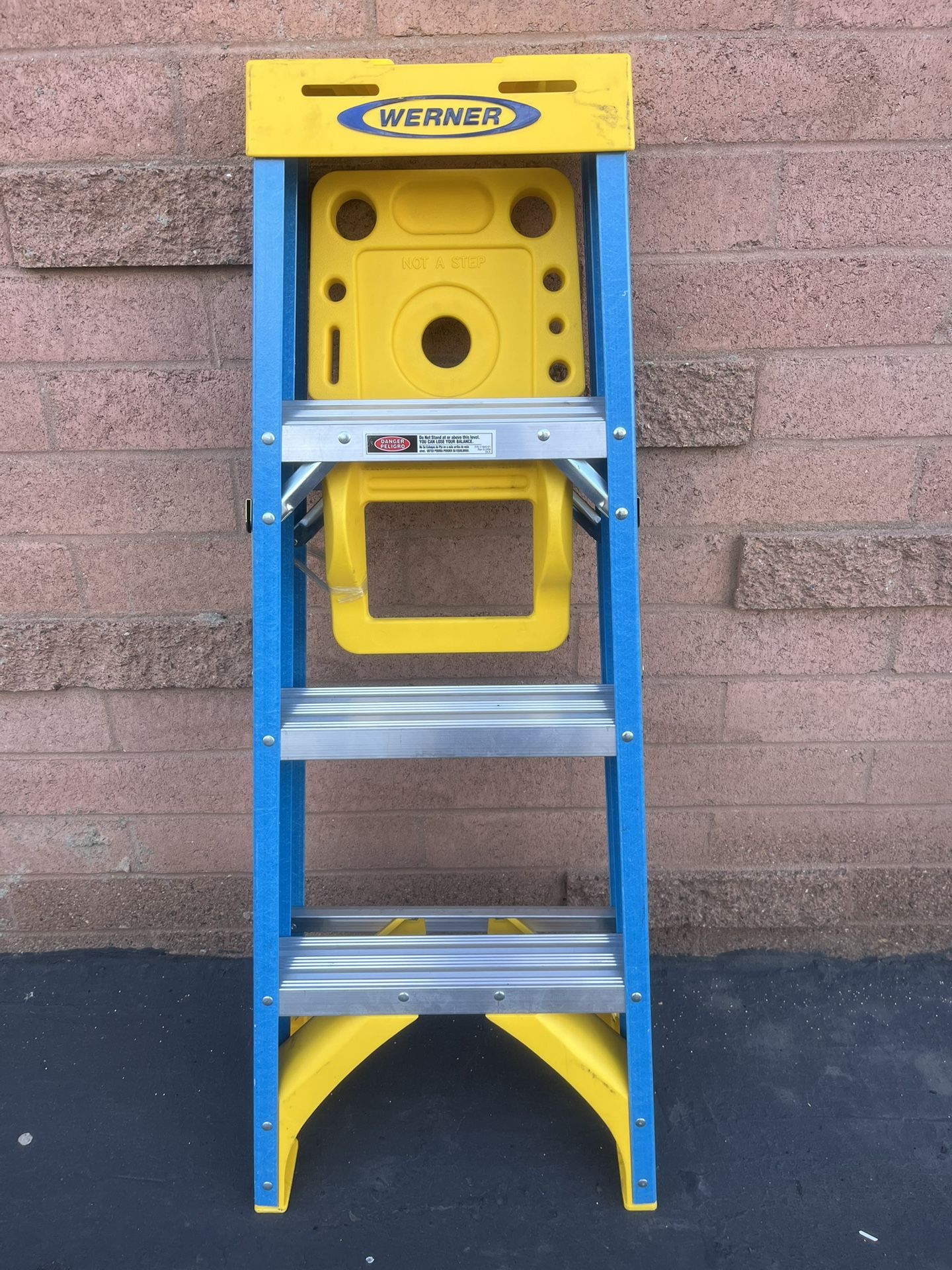 FIBERGLASS LADDER 4 FEET 