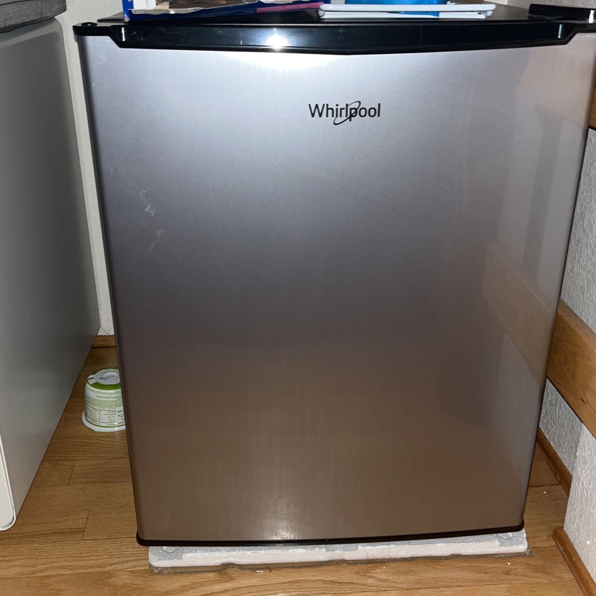 Wire pool Mini Fridge