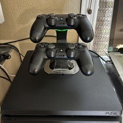 PS4 with 7 games + Wii with 2 games