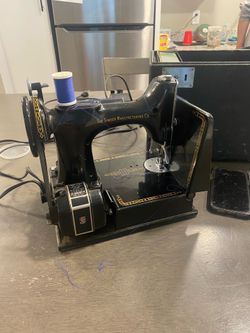 1961 featherweight singer sewing machine has all parts and it works