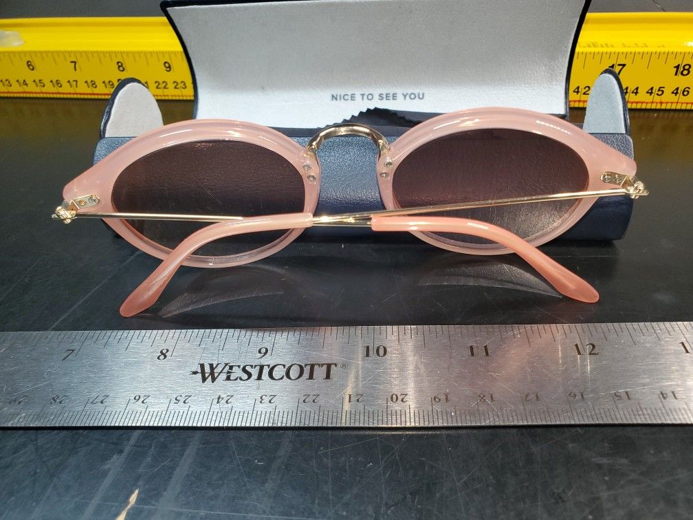 H&M 0 Sunglasses with a case
bridge width 23mm,
lens diameter 50mm, lens height 45mm, and arm length 140mm.
left side one screw is missing