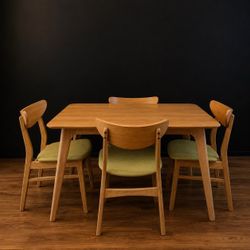 Mid-Century Modern Dining Set With 4 Chairs