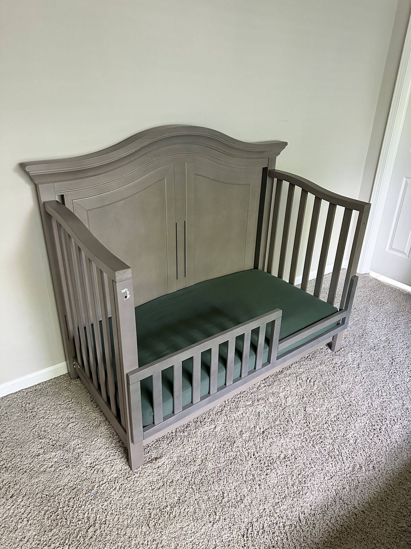 Sorelle Providence In Convertible Crib In Stone Gray