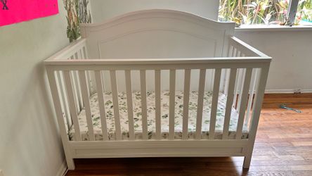 White Crib (Da Vinci Charlie Convertible to Bed) with mattress
