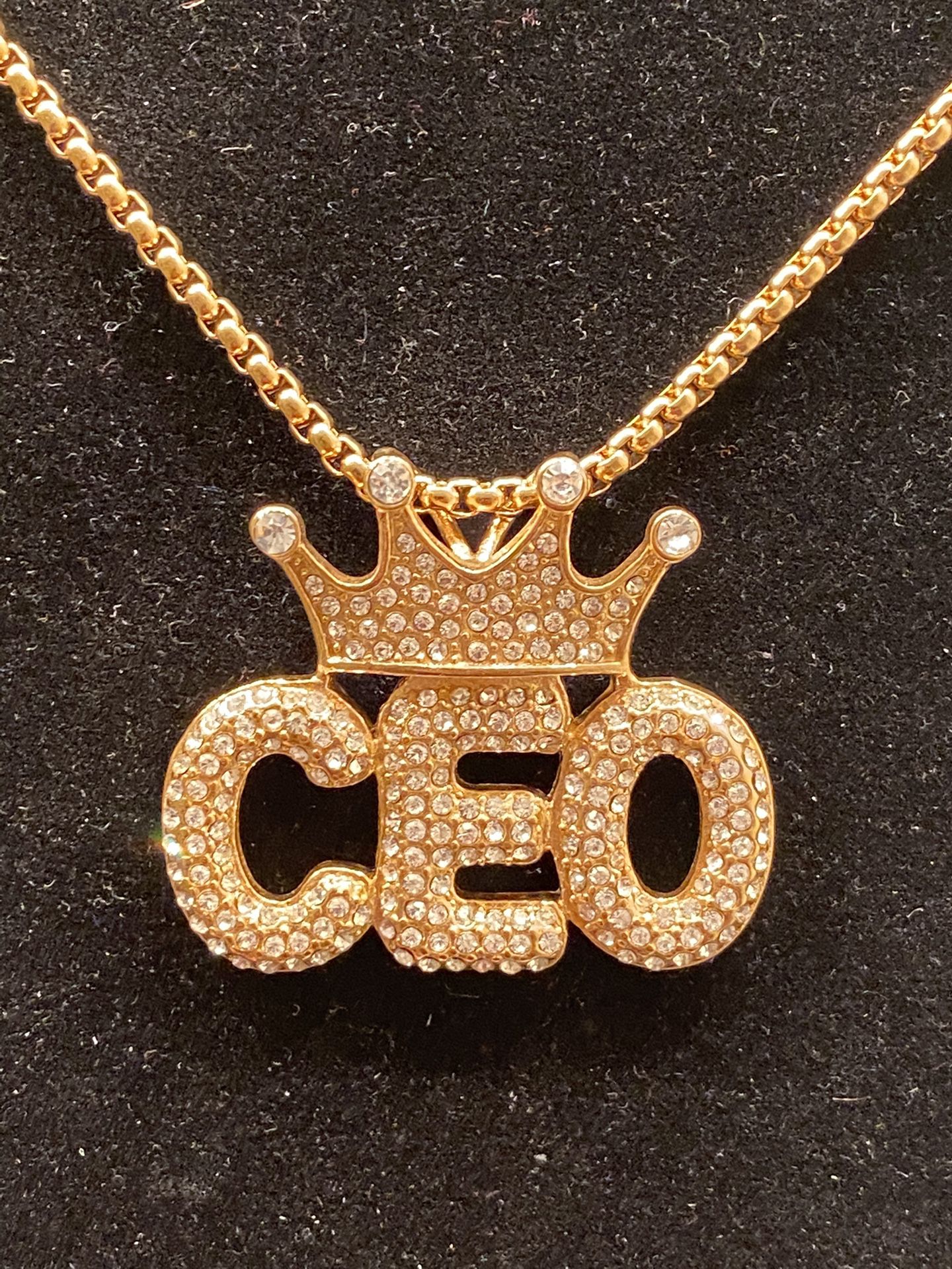 Gold CEO pendant with chain