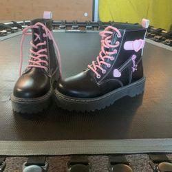 Size 7 Cute Black Boots With Pink Details And Laces