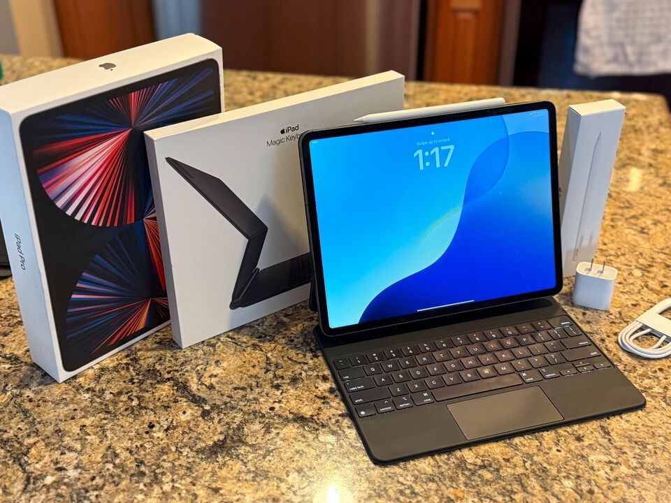 Apple iPad Pro 12.9" 5th Gen 256GB Wifi/Cellular Space Grey w/ Magic KB & Pencil! MINT