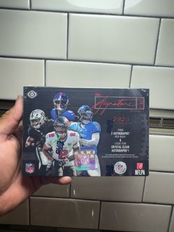 2025 Topps Signature Class Football - Hobby Box
