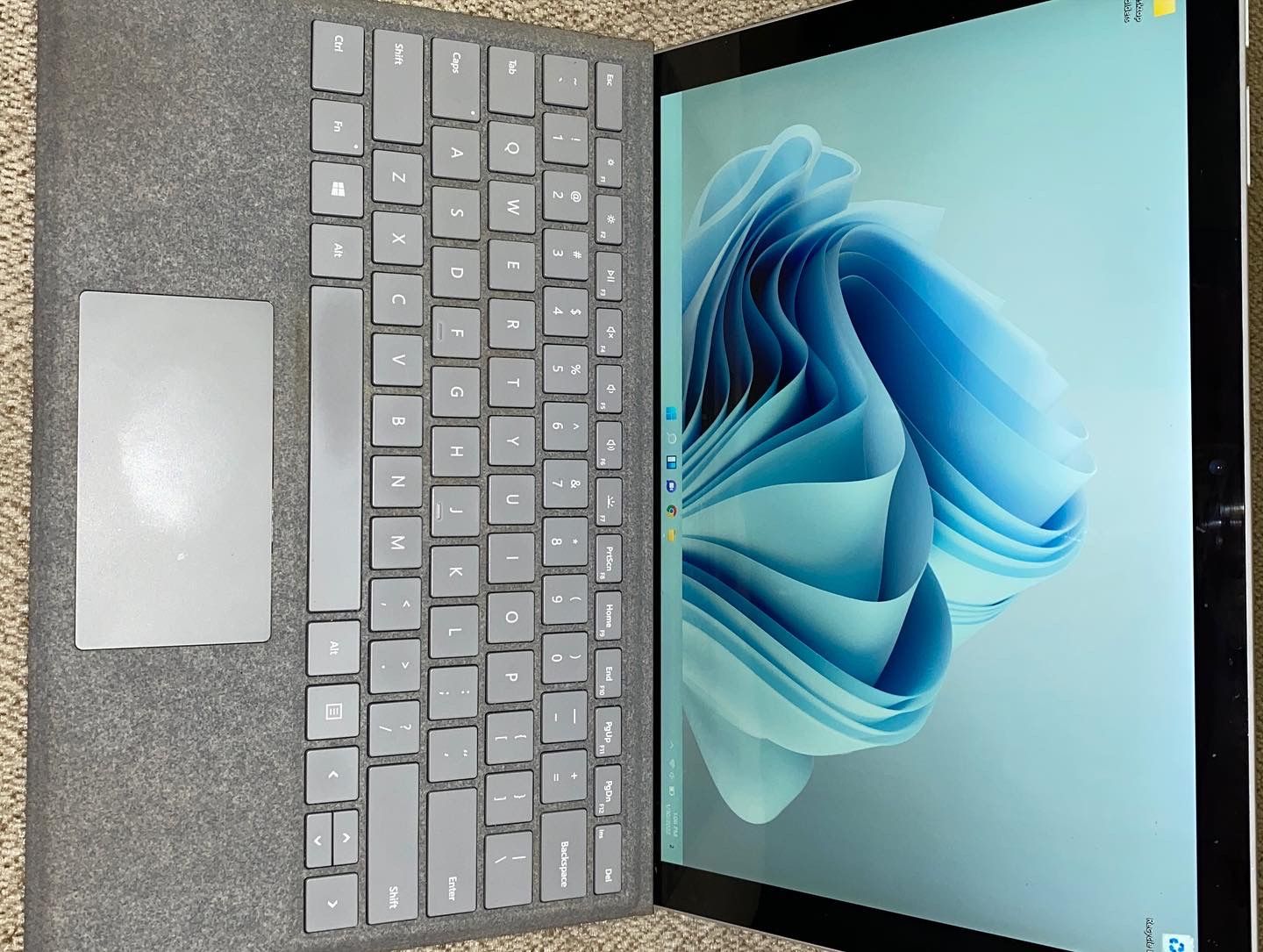 Microsoft Surface Pro (5th Gen) Intel Core(TM)i5-8250U 128/8 drive/ram