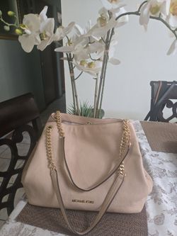 MK ORIGINAL LEATHER  , GREAT CONDITION  OLMOST NEW .VERY CLEAN IN END OUT .GREAT PRICE.