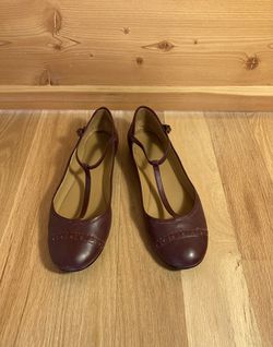 Women's Nine West T-Strap Flats. Size 9M