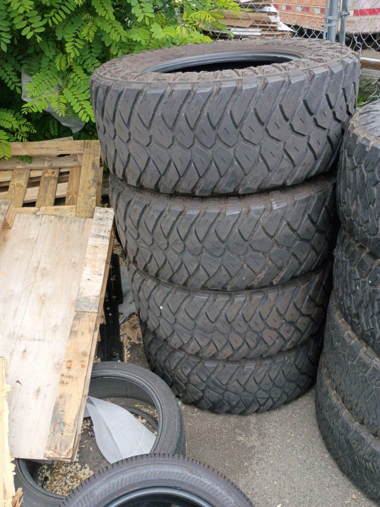 37x13.50R20 LT