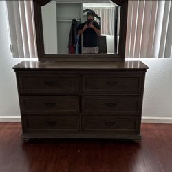 Dresser With Mirror 