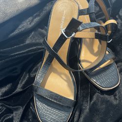 NWOT Report Size 8 Black Faux Leather Sandals 