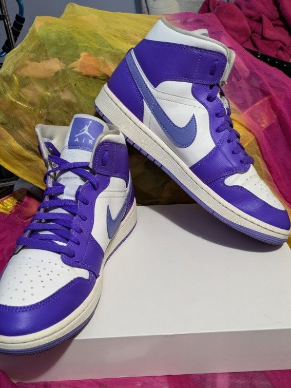 Jordan Retro 1's "Action Grape" Size 11 Women's Size 9.5 Mens