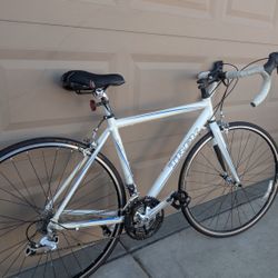 700x25c. TREK UNISEX ROAD RACING BIKE. (19.5"). ALUMINUM & CARBON. FRESHLY TUNE UP. 👌🏼