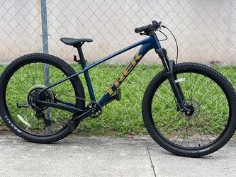 Trek Marlin 5 Mountain Bike, 27.5” Wheels