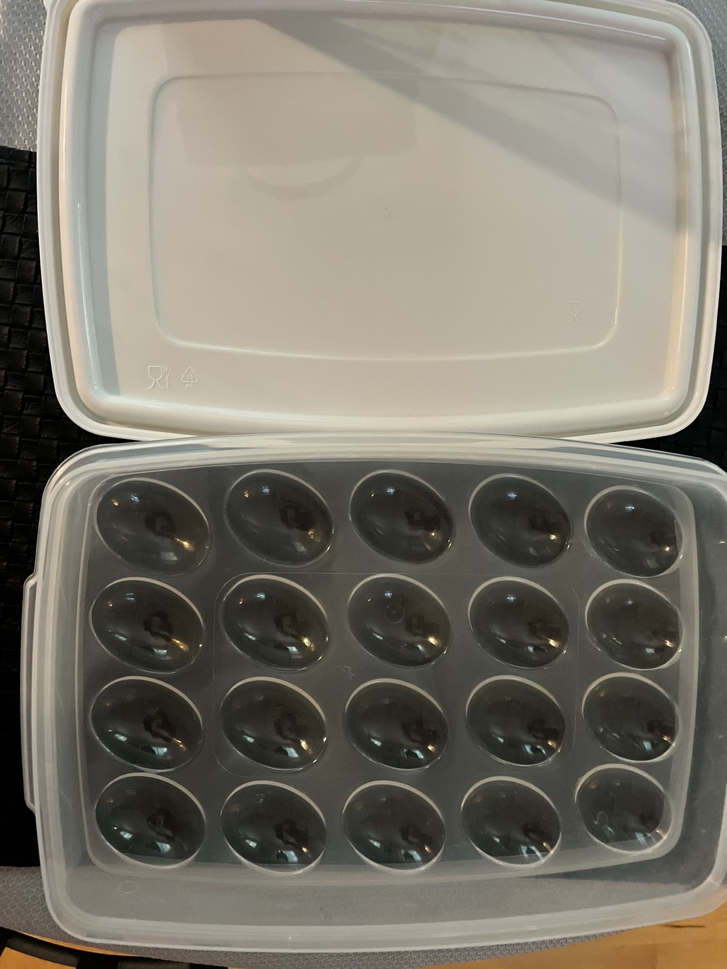 🥚 Deviled Egg Tray with Lid – Holds 20 Eggs 🧺