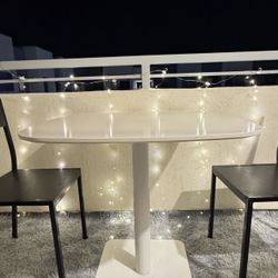 Modern White Table – Excellent Condition