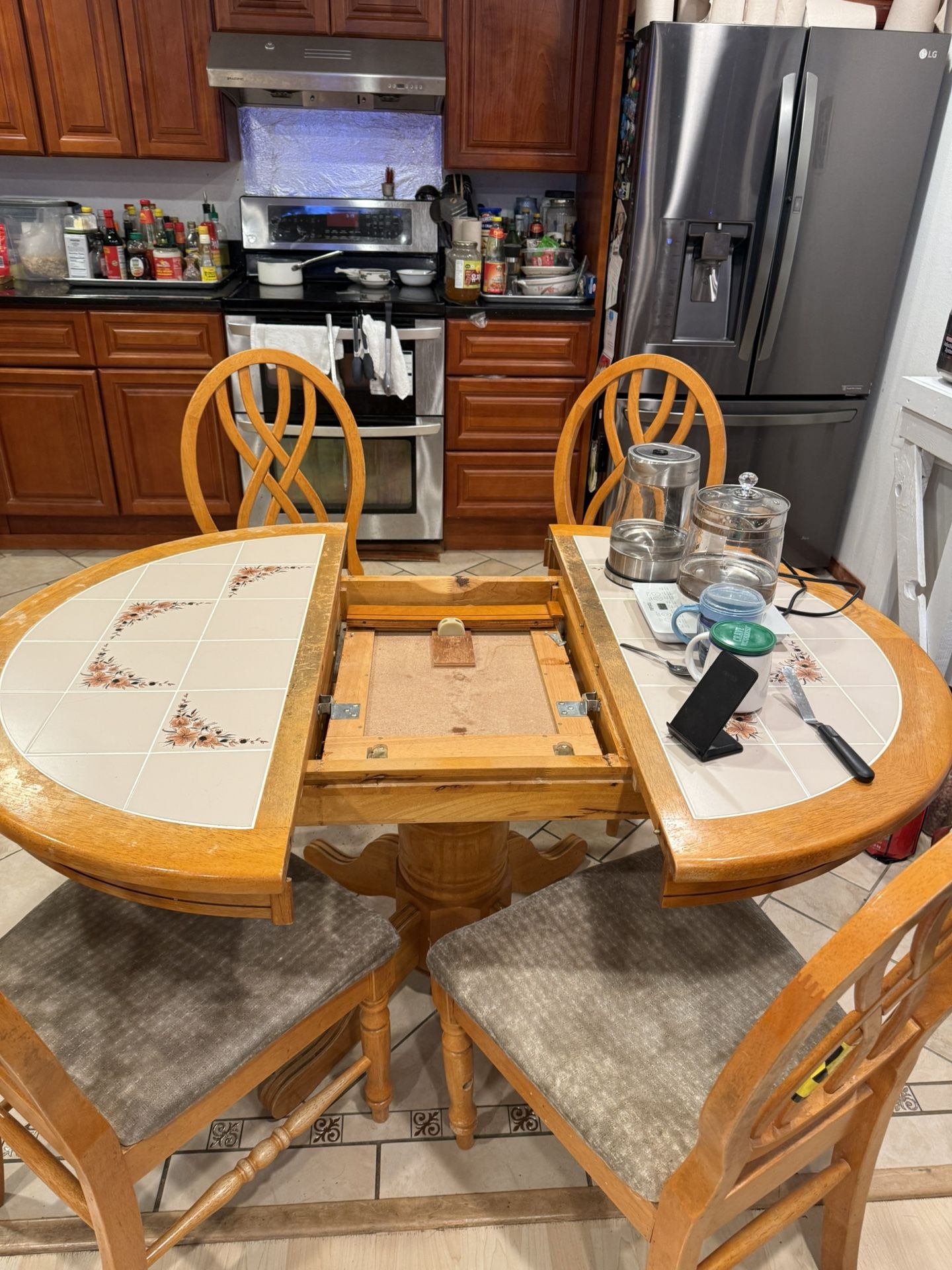 Round table With Leaf And 4 Chairs
