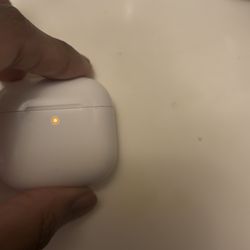 One pod missing AirPod 4