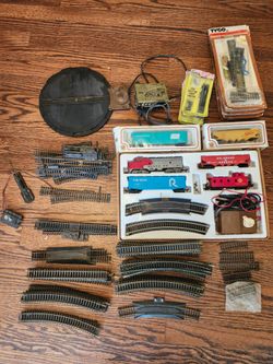 Vintage HO Scale Train Lot TYCO Atlas Santa Fe Locomotive Cars Track Turntable Transformer