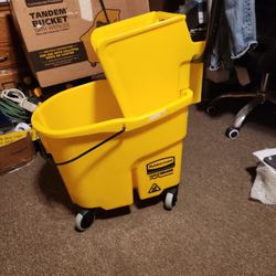Rubbermaid LG MOP.bucket W / Wringer 