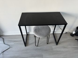 Minimalist computer Desk